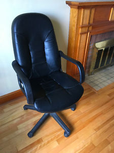 Black adjustable black desk chair