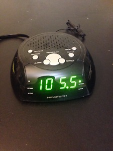 Compact alarm clock radio