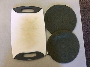 Cuisinart cutting board & 2 pot holder