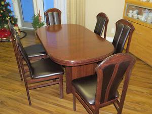 Dining Table with 6 Chairs in Cherryblack in very good