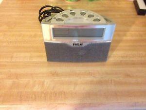 Duel alarm clock with AM/FM radio by RCA