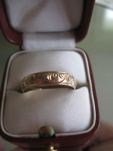 GORGEOUS OLD ENGRAVED 10K YELLOW GOLD WEDDING BAND