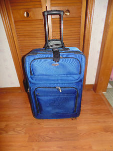 LARGE TRACKER LUGGAGE WITH WHEELS AND PULL HANDEL