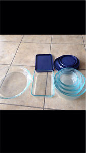 Pyrex set with lids - never used