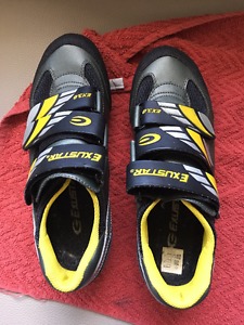 Size 6.5 Mountain bike shoes