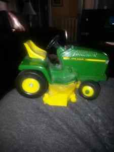 1/18th John Deere ridem lawnmower