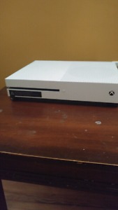 500 GB Xbox one S 2 controllers and 2 games