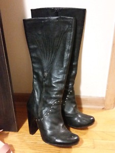 Black boots size 39.