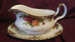 Old Country Roses- Gravyboat and saucer