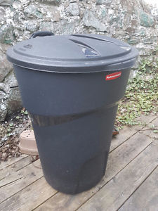 Outdoor garbage can with lid