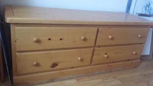 Pinewood dresser with 4 drawers in very good condition
