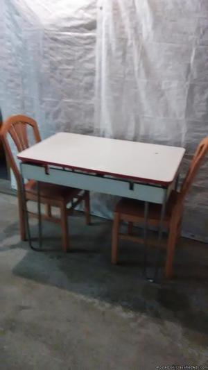 apt size table & chairs