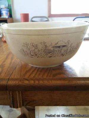 Pyrex/ nesting bowl