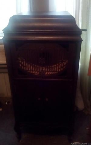 Antique Brunswick Victrola with 93 records and sleeves