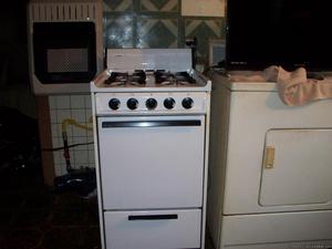 APARTMENT SIZE STOVE (HOT POINT)