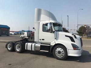 REDUCED!!!  VOLVO DAY CAB -  KMS!!!
