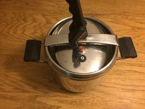 LAGOSTINA PRESSURE COOKER for INDUCTION STOVE