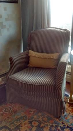 Accent armchair