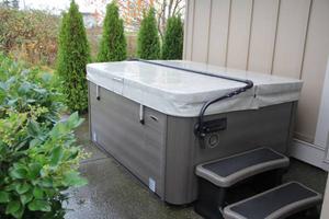 ALMOST NEW HOT TUB