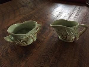 2 VINTAGE MCCOY PINECONE VASE AND CREAMER (BOTH 45$)