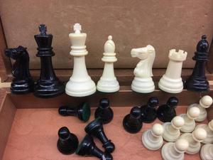 Vintage  Chess Set From DeLuxe Craft Chicago, Complete