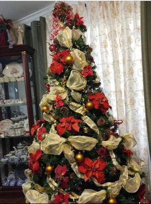 7 ft Christmas tree, nutcrackers