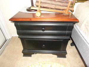 2 nightstands with drawers