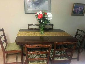 Mahagony table & chairs w/ hutch (delivery Avail)