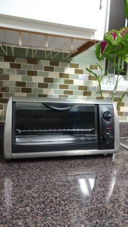 Toaster R oven (black and Decker)