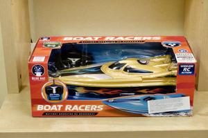 --BRAND NEW!-- RC Boat