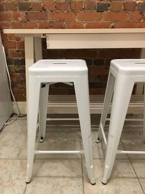 Bar Table with 2 stools -- Like new
