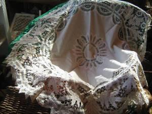 Heirloom 4 ft Circular White Linen Embroidered