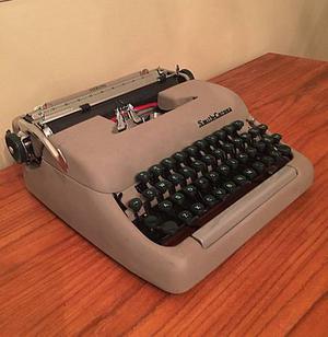 Smith-Corona Typewriter "Sterling" - Vintage Portable