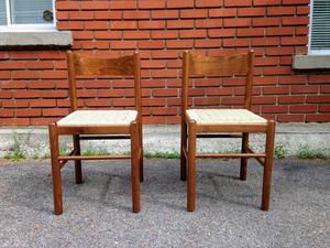 Lovely Pair of Vintage Dining Room Chairs