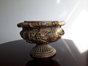 decorator downsizing carved leaves planter