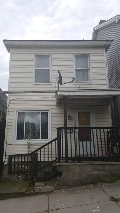 2 bedroom house (th ave)