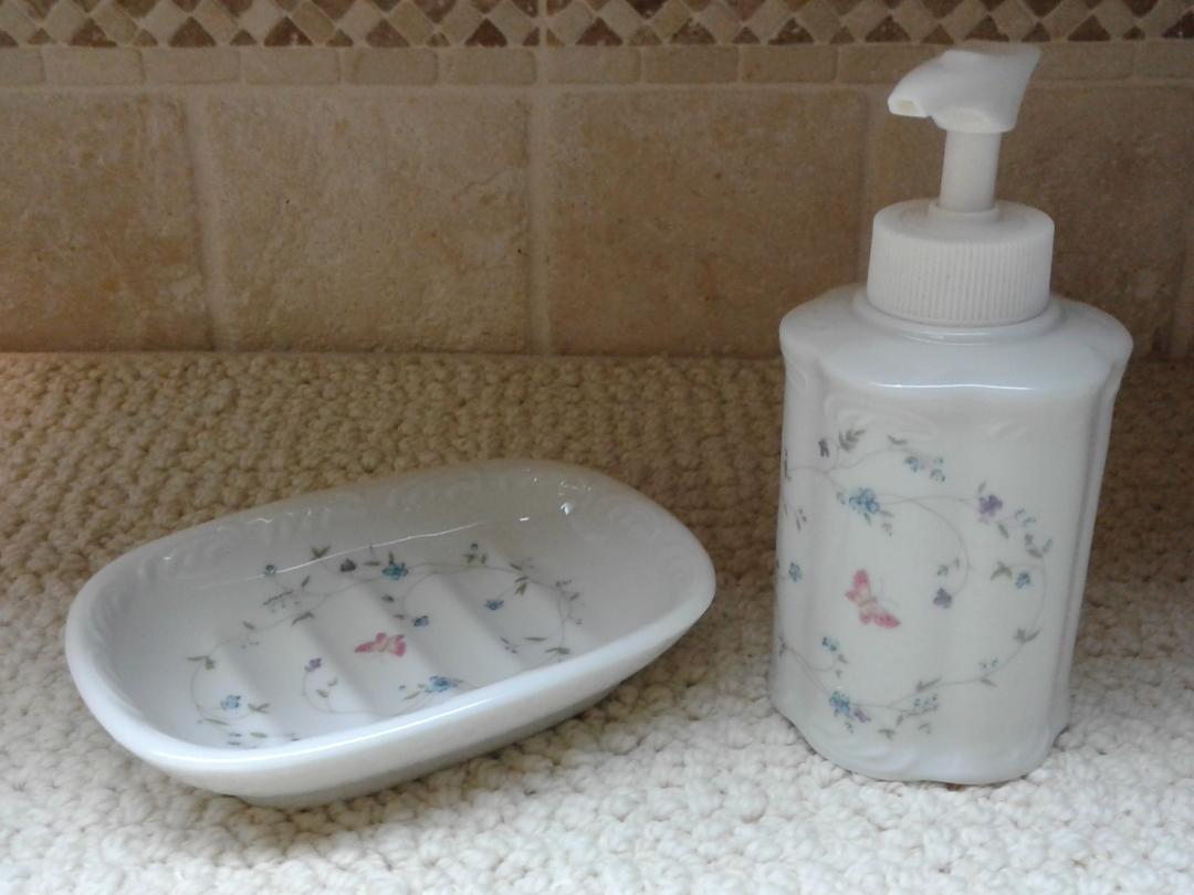 CERAMIC SOAP DISH & LOTION DESPENSER SET