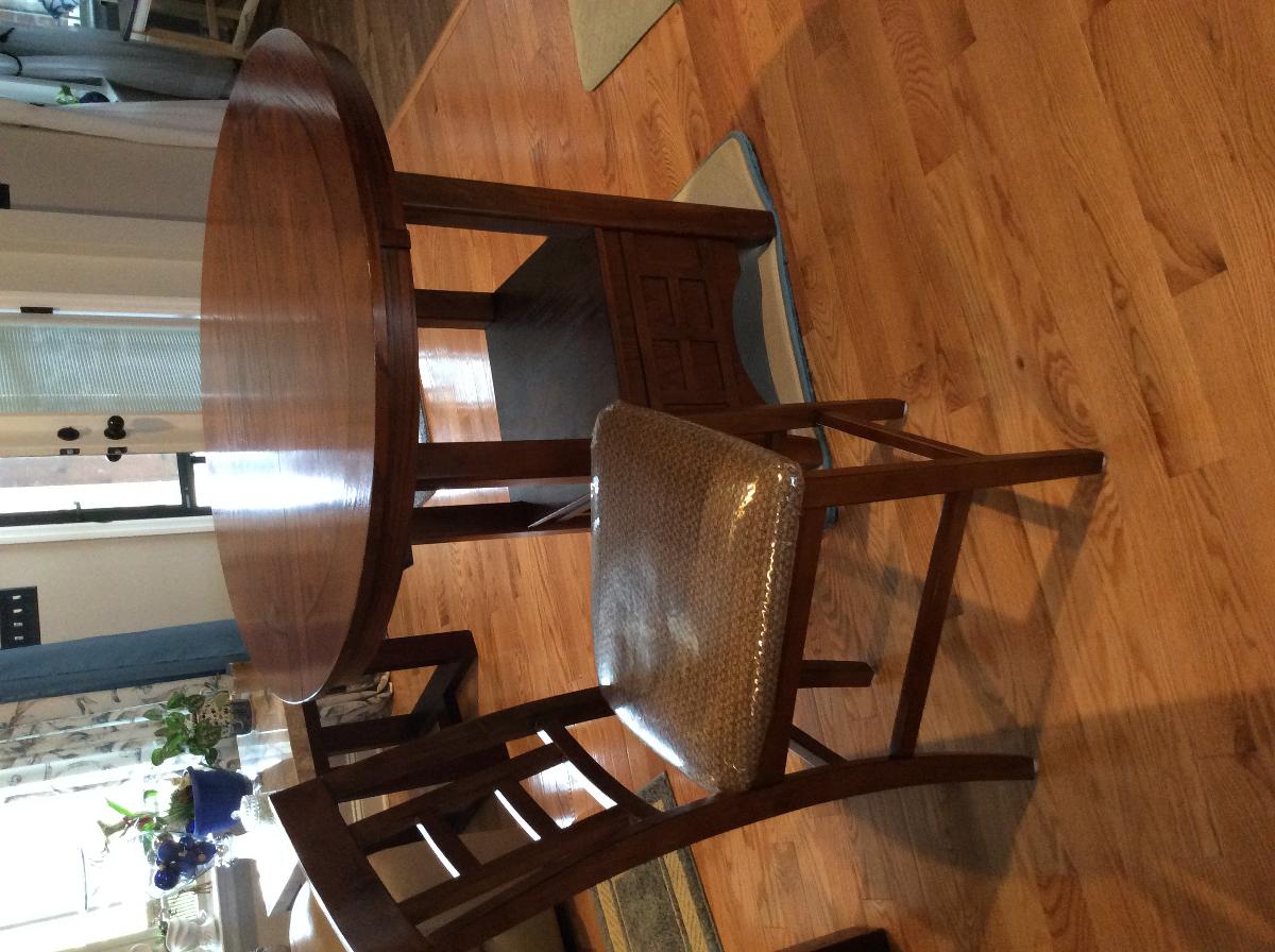 Kitchen table & chairs with an18 inch leaf