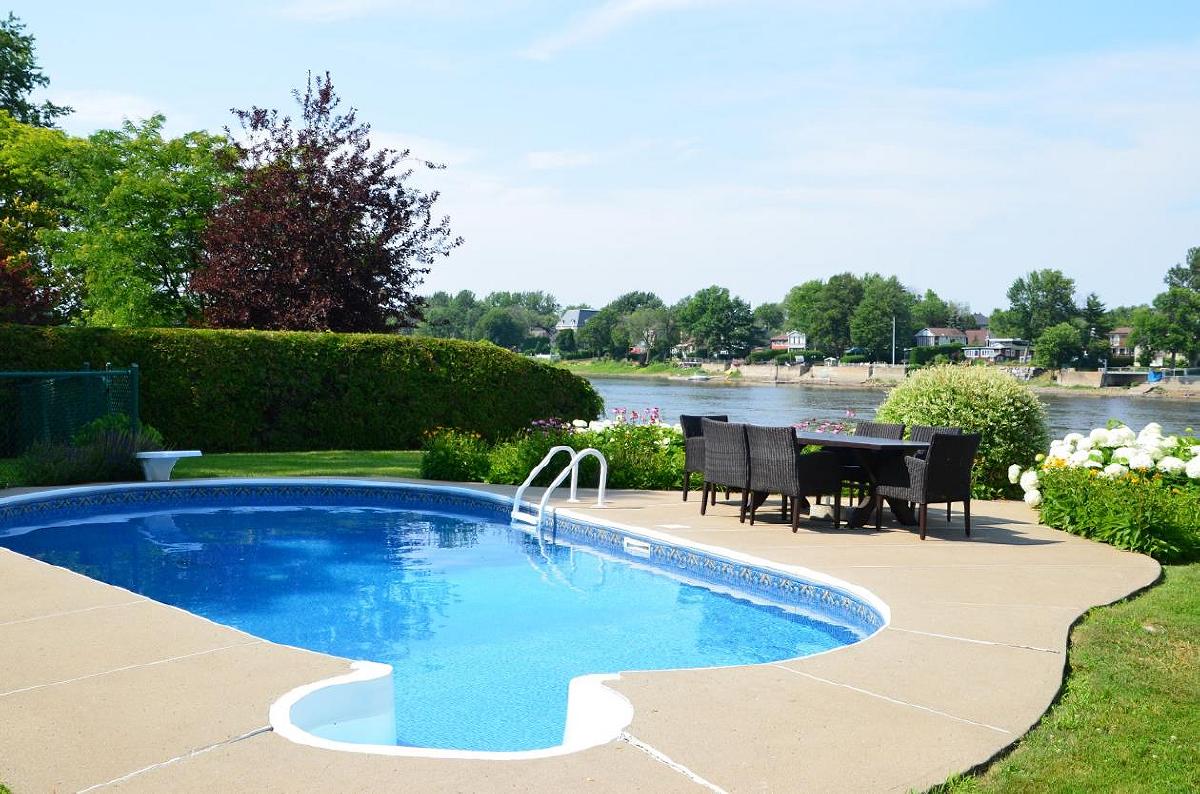 Beautiful waterfront residence in Pierrefonds