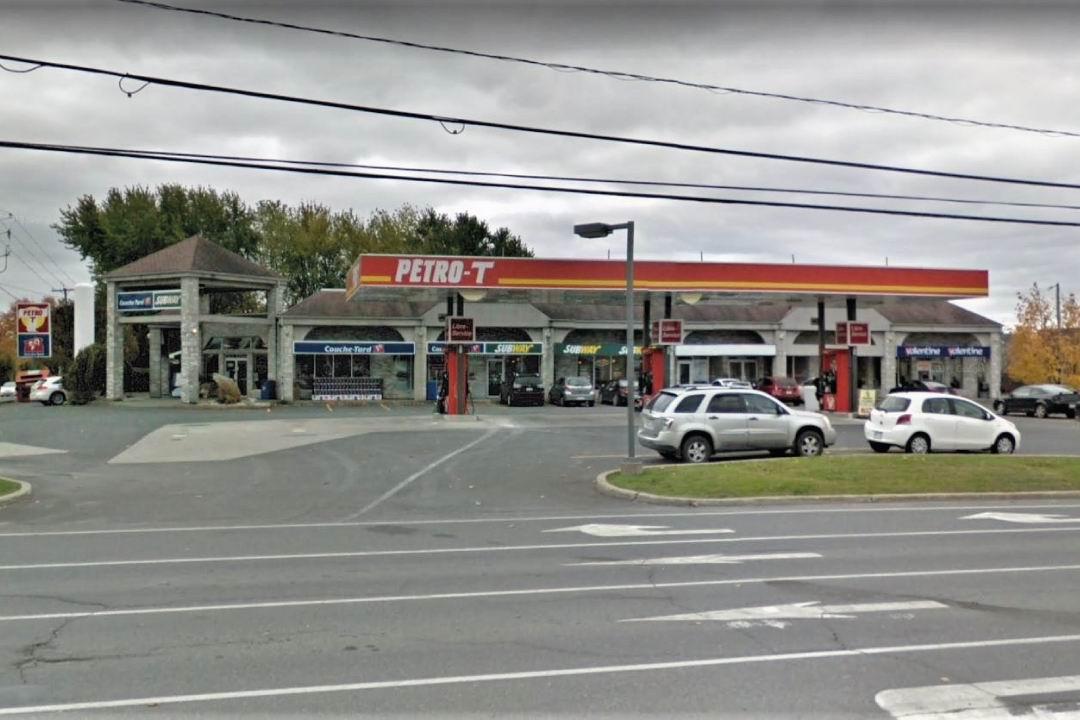  sqft space adjacent to a gas station in Drummondville