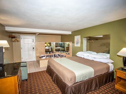 Book Jacuzzi Room At Affordable Hotel in Cicero, NY | Budget