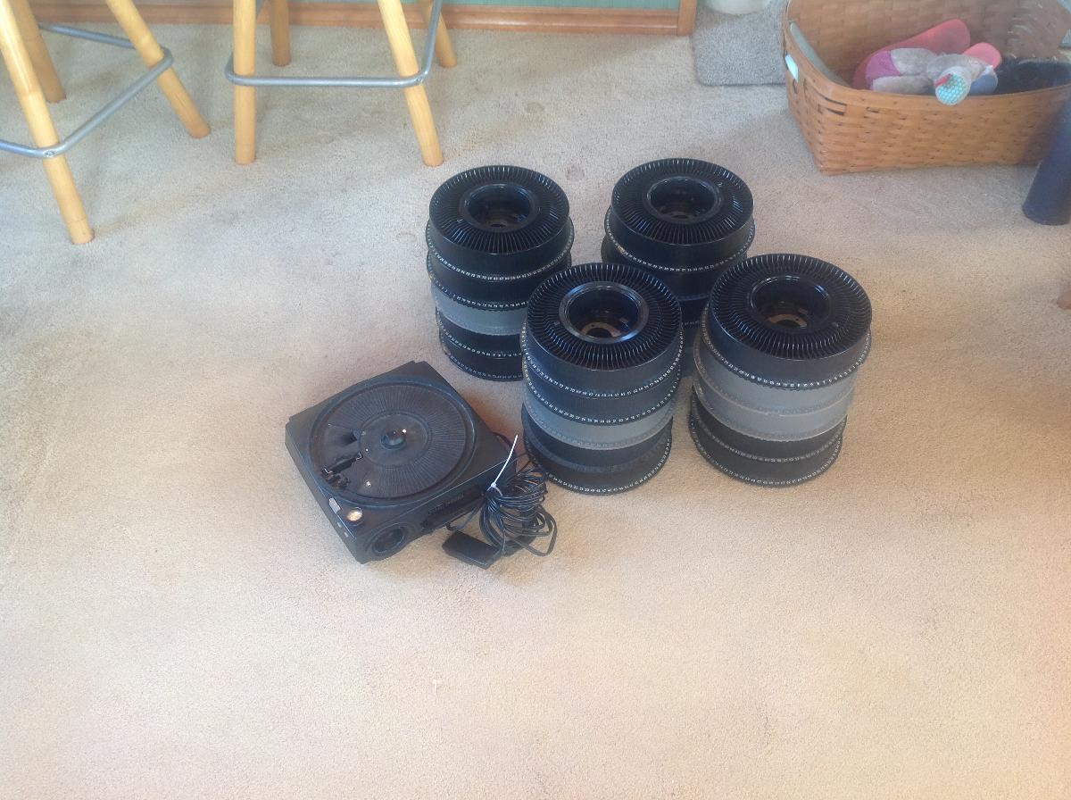 Kodak slide projector and 20 carousels all good shape