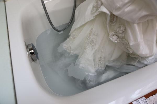 How to Clean your Wedding Dress Easily?