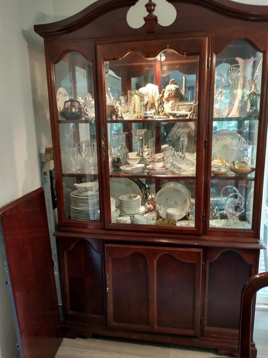 Thomasville Style Dinning Table,Chairs,& China Cabinet