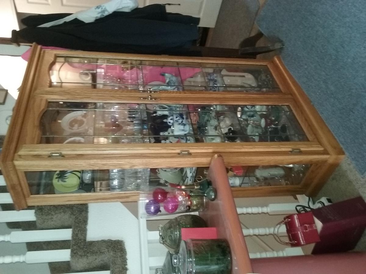 6' Curio cabinet