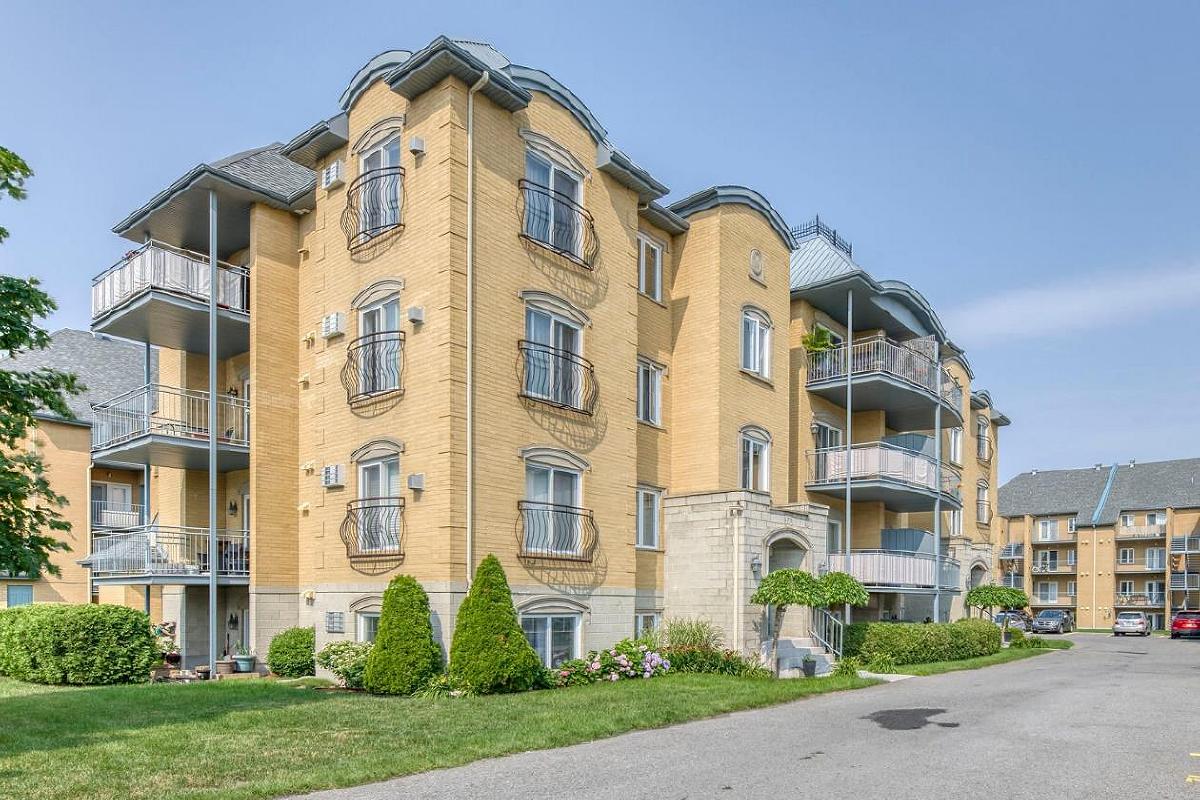 Superb open concept condo sought after area of Brossard