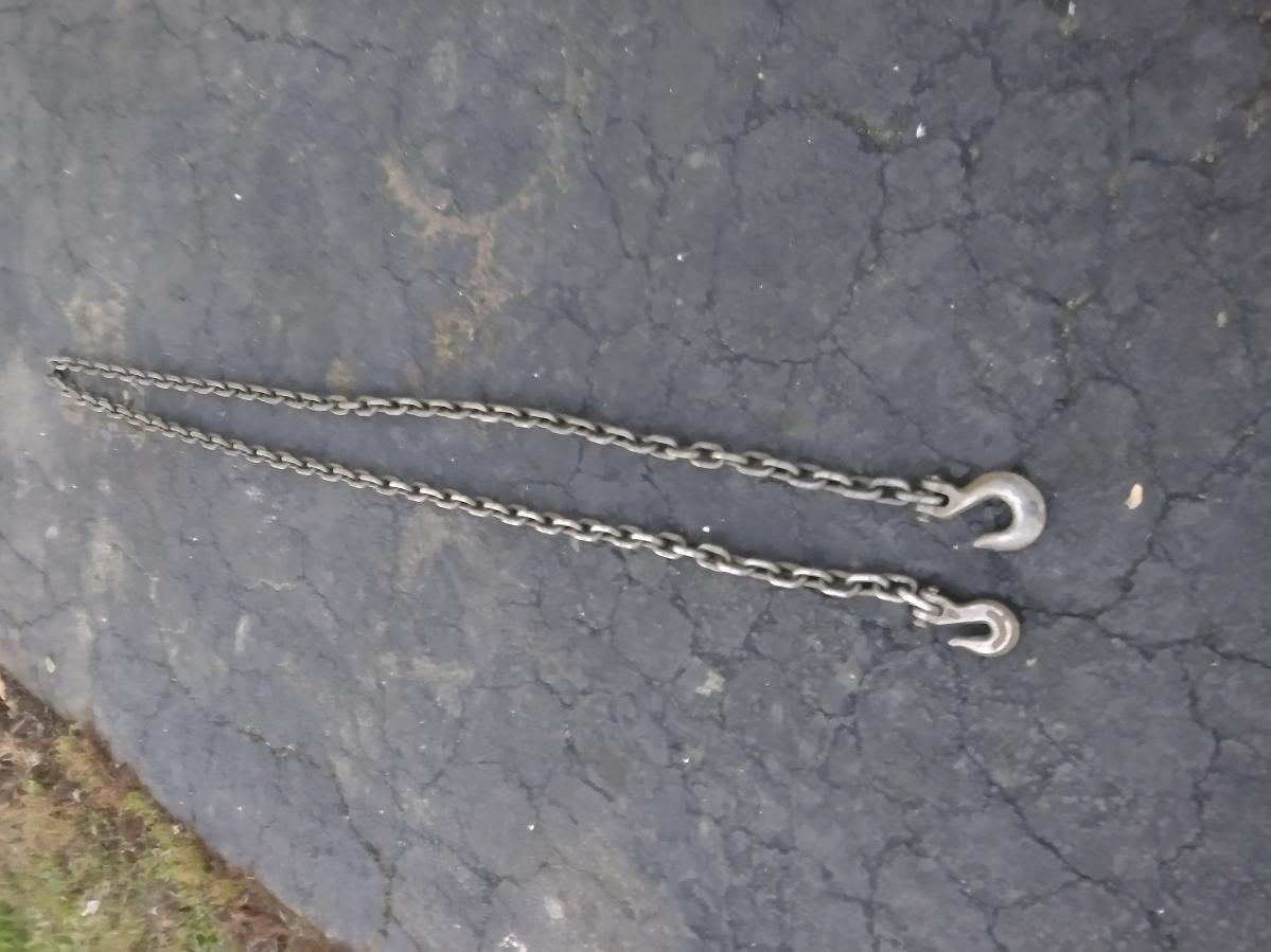 Heavy duty tow chain with hooks