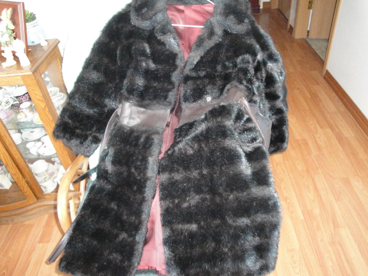 Dell Mann Original Vintage Woman’s Fur Coat – Size 8