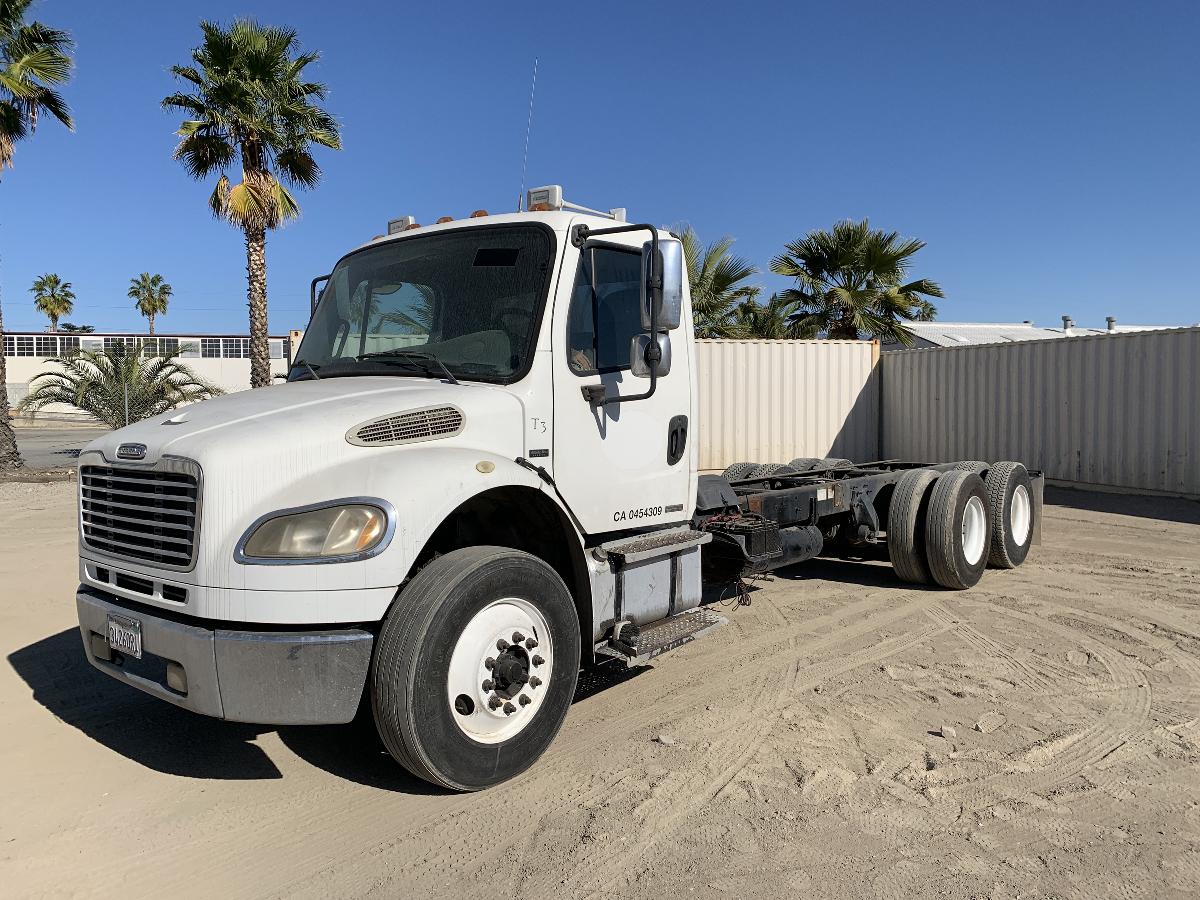  FREIGHTLINER BUSINESS CLASS M2 CAB & CHASSIS #