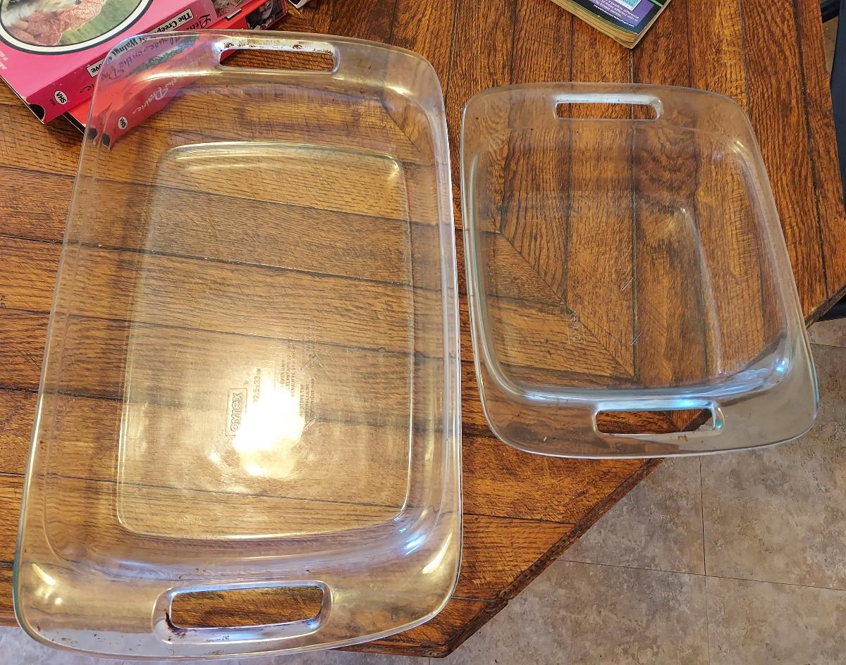 Two glass baking dishes asking 30$for both